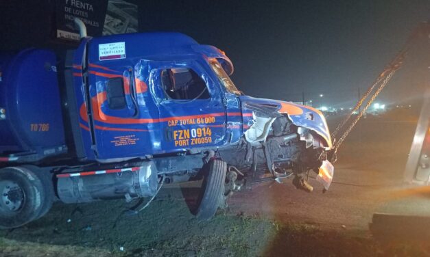 Trailero pierde el control y provoca accidente en el libramiento portuario de Tuxpan