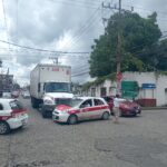 Camión de carga se pasa el alto y choca contra taxi en la colonia La Rivera