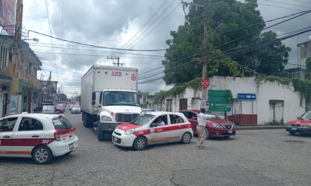 Camión de carga se pasa el alto y choca contra taxi en la colonia La Rivera