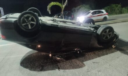 Vuelca AUDI en el libramiento: Ella sangraba, él desapareció