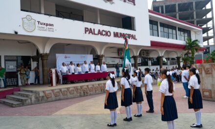 Primaria Luis Donaldo Colosio participa en Lunes Cívico, en la explanada municipal