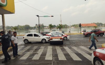 Choque entre dos vehículos en avenida Independencia congestiona el tráfico matutino en el Centro de Tuxpan