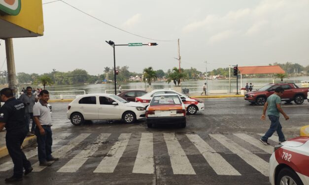 Choque entre dos vehículos en avenida Independencia congestiona el tráfico matutino en el Centro de Tuxpan