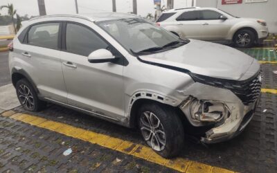 Choca contra ARTELI, huye y luego abandona su CHIREY en el BANORTE