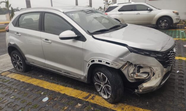 Choca contra ARTELI, huye y luego abandona su CHIREY en el BANORTE