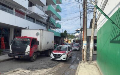 Camión derriba cables de mufa en el Centro de Tuxpan; no hubo lesionados