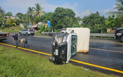 Vuelca camioneta cargada con huevo en la autopista México-Tuxpan; el conductor salió ileso