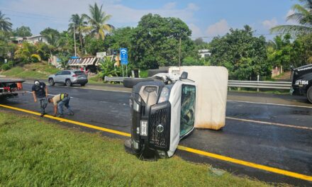 Vuelca camioneta cargada con huevo en la autopista México-Tuxpan; el conductor salió ileso