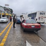 Taxista no guarda su distancia y provoca carambola en pleno centro de Tuxpan