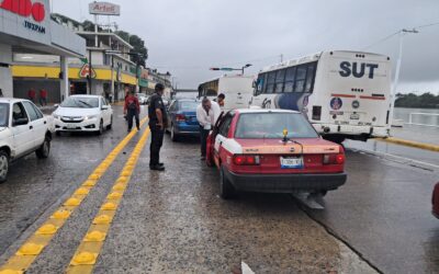 Taxista no guarda su distancia y provoca carambola en pleno centro de Tuxpan