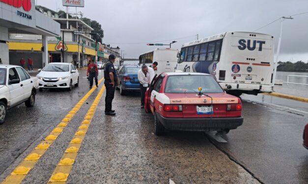 Taxista no guarda su distancia y provoca carambola en pleno centro de Tuxpan