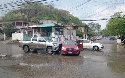 Choque «Romántico» bajo la lluvia en la Cuitláhuac