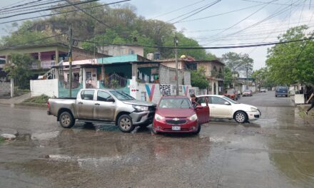 Choque «Romántico» bajo la lluvia en la Cuitláhuac