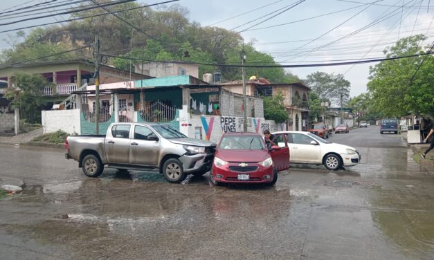 Choque «Romántico» bajo la lluvia en la Cuitláhuac