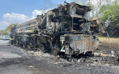 Se incendia pesada unidad de carga en la carretera Tuxpan–Tampico; autoridades llaman a extremar precauciones