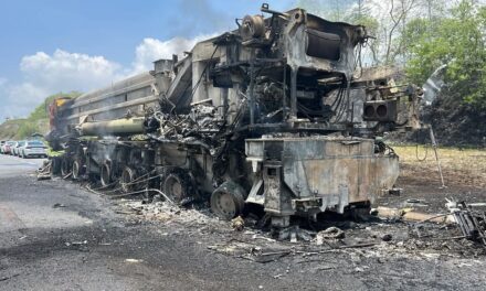 Se incendia pesada unidad de carga en la carretera Tuxpan–Tampico; autoridades llaman a extremar precauciones