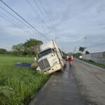 Tractocamión sufre salida de camino en la carretera Tuxpan-Cobos; no hubo lesionados
