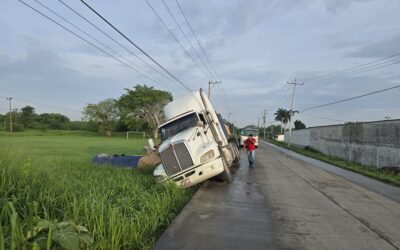 Tractocamión sufre salida de camino en la carretera Tuxpan-Cobos; no hubo lesionados