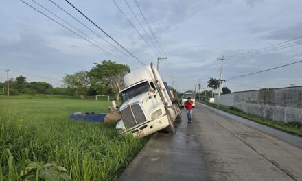 Tractocamión sufre salida de camino en la carretera Tuxpan-Cobos; no hubo lesionados