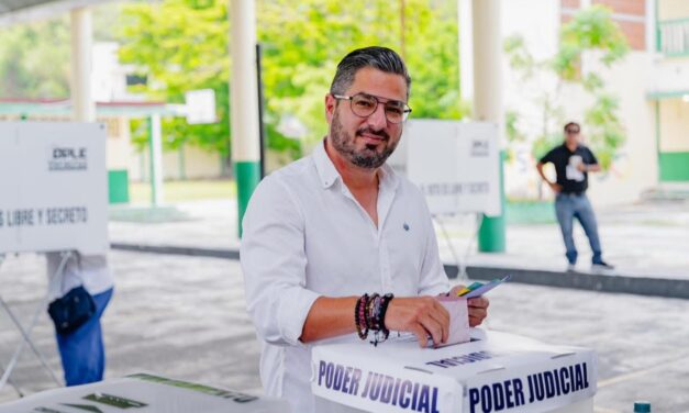 Daniel Cortina, emite su voto