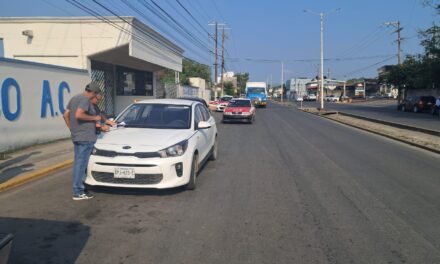 Choque entre taxi y vehículo particular moviliza a las autoridades en la Avenida Cuauhtémoc