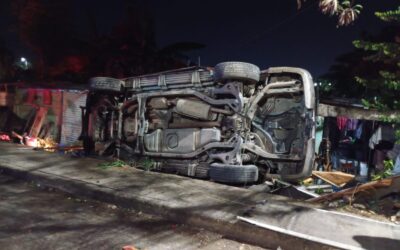 Abandonan camioneta tras accidente en la colonia Fausto Vega