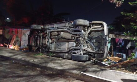 Abandonan camioneta tras accidente en la colonia Fausto Vega