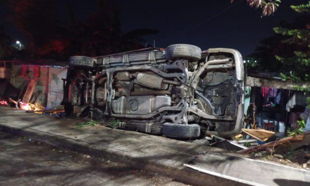 Abandonan camioneta tras accidente en la colonia Fausto Vega