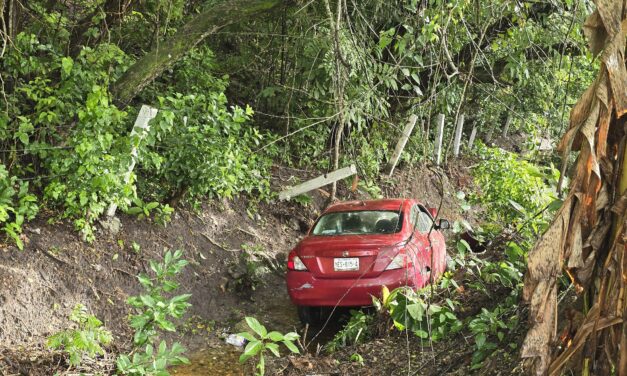 Empleado federal sobrevive a brutal choque en la autopista México-Tuxpan