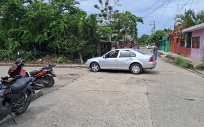 Choque entre auto y motocicleta deja lesionada a una mujer en la colonia Los Artistas