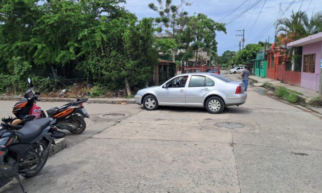 Choque entre auto y motocicleta deja lesionada a una mujer en la colonia Los Artistas