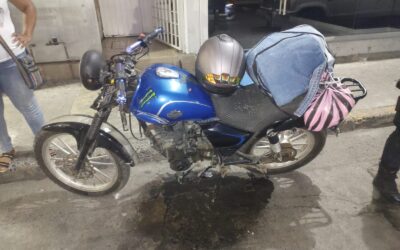 Motociclista impacta dos vehículos en cadena y resulta lesionado en la zona centro de Tuxpan