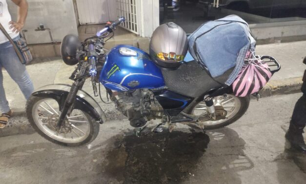 Motociclista impacta dos vehículos en cadena y resulta lesionado en la zona centro de Tuxpan