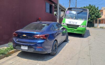Colisiona camión de transporte contra auto estacionado en el Fraccionamiento Tulipanes