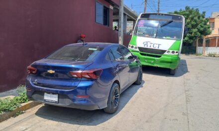 Colisiona camión de transporte contra auto estacionado en el Fraccionamiento Tulipanes