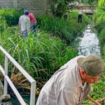 Se realiza la limpieza y desazolve de la zanja que cruza la calle Pavón, para reducir riesgos de inundación