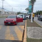 Choque entre camioneta y automóvil particular en bulevar La Calzada; no hubo lesionados