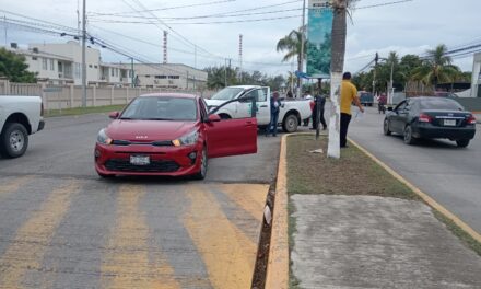 Choque entre camioneta y automóvil particular en bulevar La Calzada; no hubo lesionados