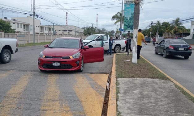 Choque entre camioneta y automóvil particular en bulevar La Calzada; no hubo lesionados