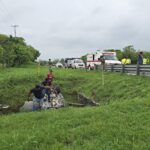 ¡Milagro en la autopista! Mujer vuelca su camioneta y sobrevive gracias a la ayuda ciudadana y paramédicos municipales