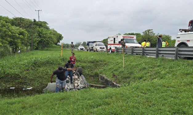 ¡Milagro en la autopista! Mujer vuelca su camioneta y sobrevive gracias a la ayuda ciudadana y paramédicos municipales