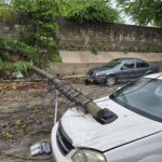 Poste de CFE cae sobre un vehículo en la colonia El Esfuerzo