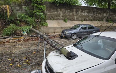 Poste de CFE cae sobre un vehículo en la colonia El Esfuerzo