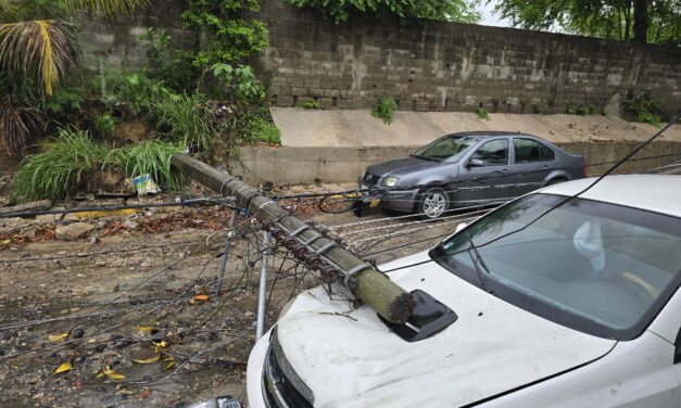 Poste de CFE cae sobre un vehículo en la colonia El Esfuerzo