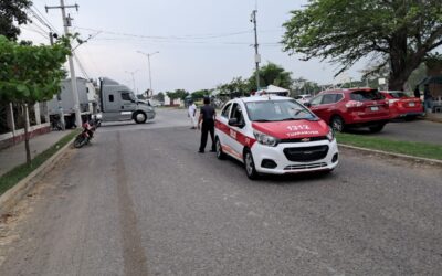 Mercedes resultó lesionada tras chocar contra un Taxi en el Libramiento
