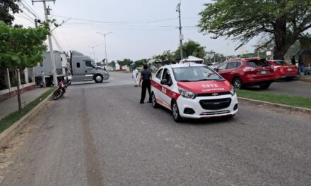 Mercedes resultó lesionada tras chocar contra un Taxi en el Libramiento