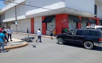 Octagenario provoca accidente en el bulevar Reyes Heroles; un motociclista resulta lesionado