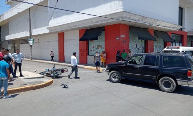 Octagenario provoca accidente en el bulevar Reyes Heroles; un motociclista resulta lesionado
