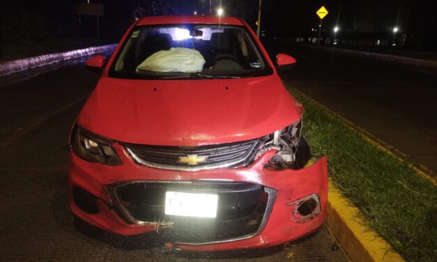 ¡Qué noche la de anoche!: Encuentran vehículo abandonado tras chocar contra luminaria en Tuxpan