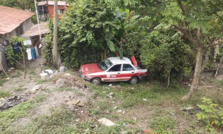 Vuelca taxi en la carretera Tuxpan-Tampico; no hubo lesionados